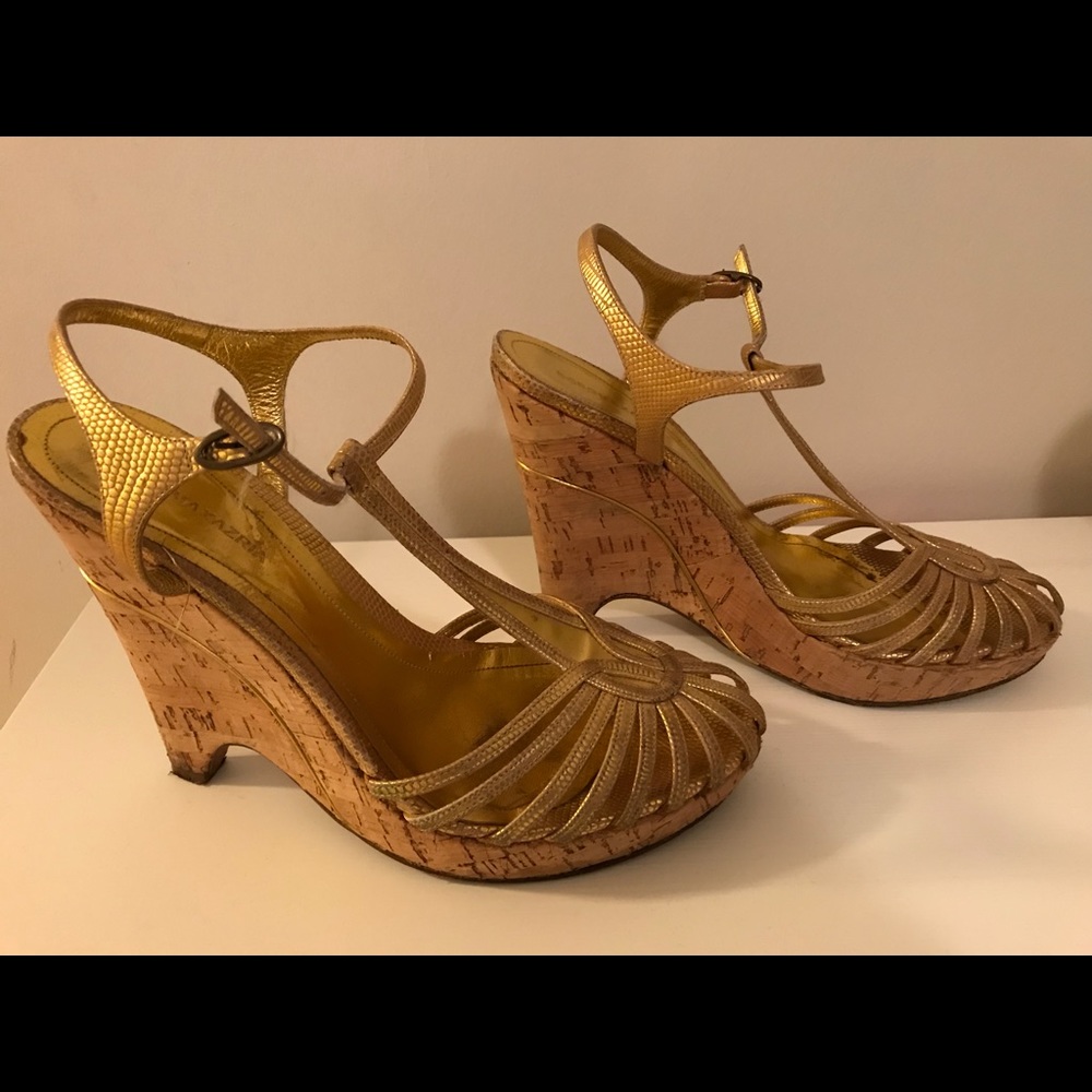 BCBG gold wedge